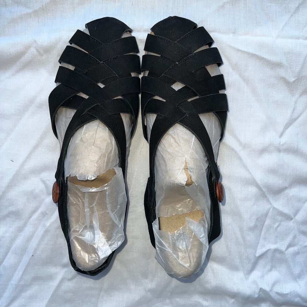 Earth black sandals size 8W